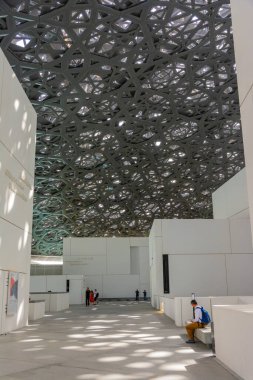 Abu Dabi, Birleşik Arap Emirlikleri, 23 Ocak 2020: Louvre Abu Dabi 'nin çatısı, Abu Dabi' nin yeni bir simgesi.