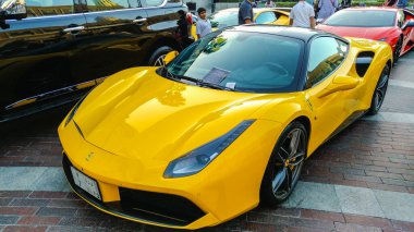 Dubai, Birleşik Arap Emirlikleri, 20 Ocak 2020: Dubai şehir merkezinde Birleşik Arap Emirlikleri 'nin yanındaki lüks spor arabalar