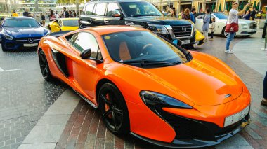 Dubai, Birleşik Arap Emirlikleri, 20 Ocak 2020: Dubai şehir merkezinde Birleşik Arap Emirlikleri 'nin yanındaki lüks spor arabalar