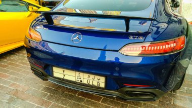 Dubai, Birleşik Arap Emirlikleri, 20 Ocak 2020: Dubai şehir merkezinde Birleşik Arap Emirlikleri 'nin yanındaki lüks spor arabalar