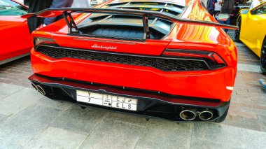 Dubai, Birleşik Arap Emirlikleri, 20 Ocak 2020: Dubai şehir merkezinde Birleşik Arap Emirlikleri 'nin yanındaki lüks spor arabalar