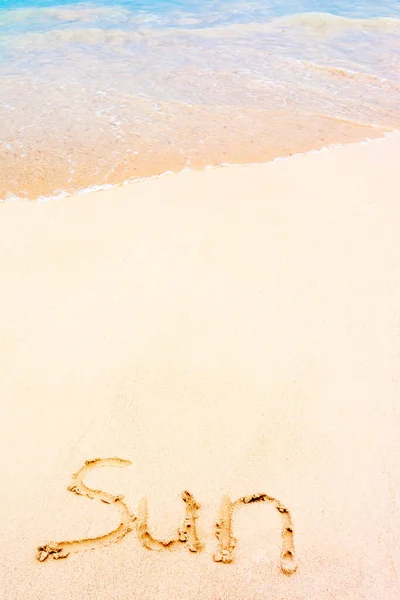 Palabra Sol Dibujada Sobre Arena Blanca Caribeña Con Fondo Mar — Foto de Stock