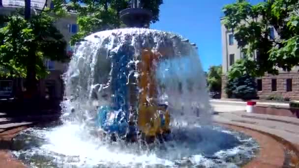喷泉与水压力在夏天 — 图库视频影像