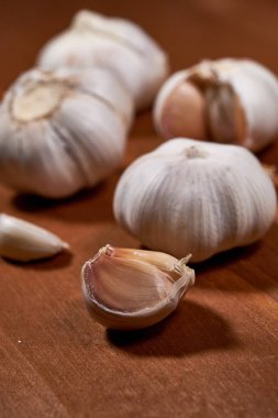 Sarımsak ve sarımsak karanfil ahşap arka plan üzerinde.
