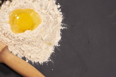 un, bir oklava yanındaki kırık yumurta,