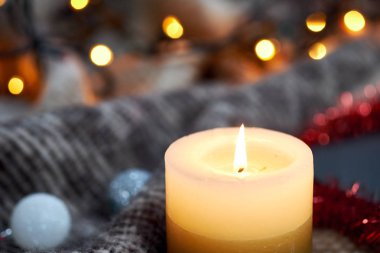 Bir paket üzerinde mum ve Noel çelenk. Seçici odak