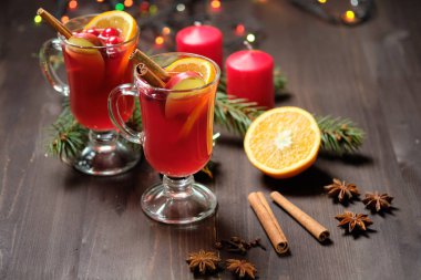 Mumlar, Çamın dalları ve Noel ışıkları ahşap bir zemin üzerine mulled şarap. Seçici odak