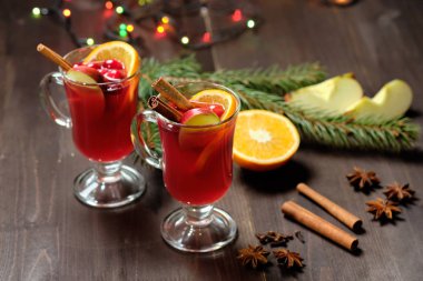 Mumlar, Çamın dalları ve Noel ışıkları ahşap bir zemin üzerine mulled şarap. Seçici odak