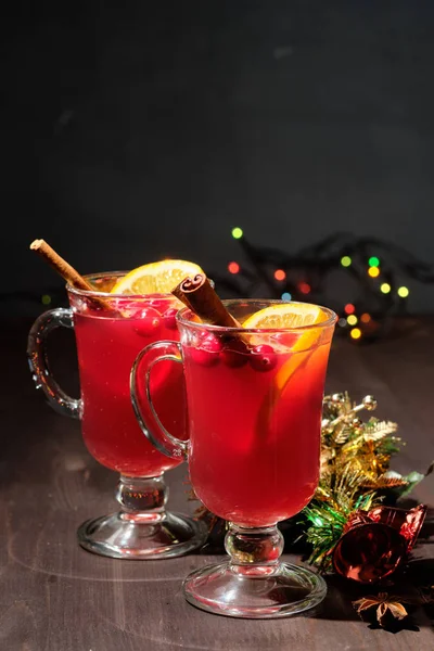 Vino caliente sobre fondo de madera con velas, ramas de pino y luces navideñas. Enfoque selectivo — Foto de Stock