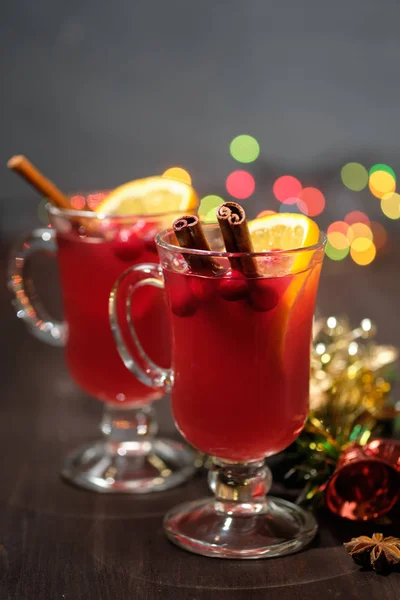 Vino caliente sobre fondo de madera con velas, ramas de pino y luces navideñas. Enfoque selectivo — Foto de Stock