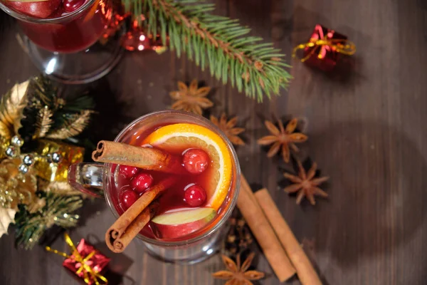 Vino caliente sobre fondo de madera con velas, ramas de pino y luces navideñas. Enfoque selectivo — Foto de Stock