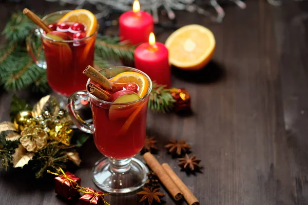 Vino caliente sobre fondo de madera con velas, ramas de pino y luces navideñas. Enfoque selectivo — Foto de Stock