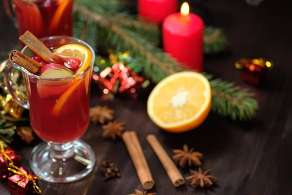 Mulled κρασί σε ξύλινα φόντο με κεριά, κλαδιά πεύκου και Χριστουγεννιάτικα φώτα. Επιλεκτική εστίαση — Φωτογραφία Αρχείου