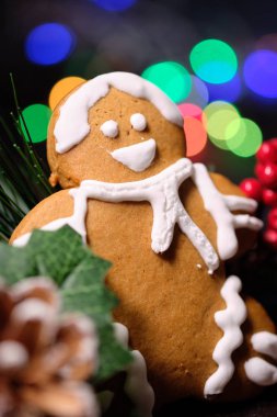 Bademli kurabiyeleri ve hatmi Noel ağacı, mumlar ve Noel ışıkları kahverengi zemin üzerine