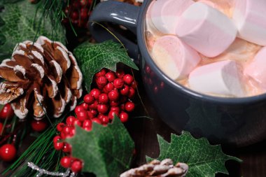  hatmi Noel ağacı, mumlar ve Noel ışıkları ile kahverengi ahşap zemin üzerinde gri Kupası