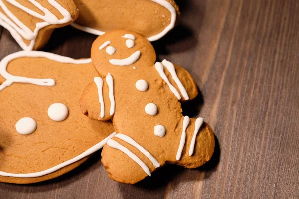Biscuits aux amandes et guimauves dans la tasse de fer sur fond de bois brun avec arbre de Noël — Photo