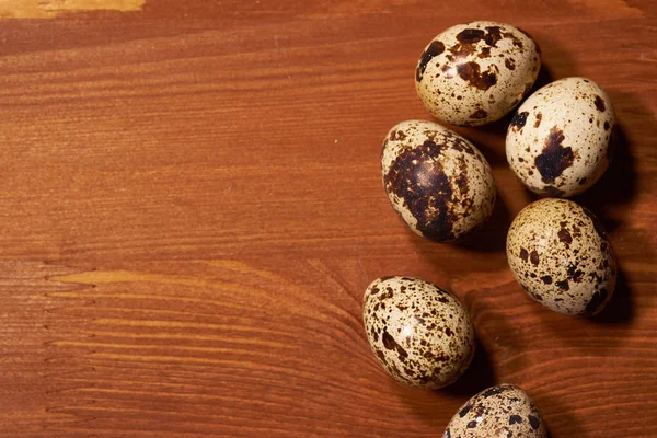 Quail eggs on  brown wooden background. Selective focus. Copy space — Stock Photo, Image