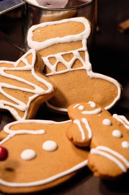 Noel ağacı mumlar kahverengi ahşap zemin üzerine zencefil bisküvi