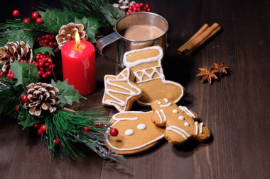 Zencefilli bisküvi ve demir Kupası Noel ağacı kahverengi ahşap zemin üzerine sütlü kahve 