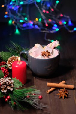  hatmi Noel ağacı, mumlar ve Noel ışıkları ile kahverengi ahşap zemin üzerinde gri Kupası