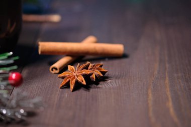 Tarçın ve badian Noel ağacı ile kahverengi ahşap zemin üzerinde. Kopya alanı