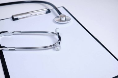 beyaz sayfa üzerinde beyaz bir arka plan ile kağıt ile bir klasör ile phonendoscope