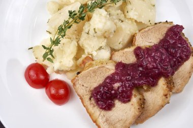 Soslu patates beyaz tabakta ile et parçaları