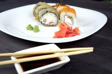 Beyaz bir tabağa suşi rulo