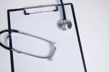 beyaz sayfa üzerinde beyaz bir arka plan ile kağıt ile bir klasör ile phonendoscope