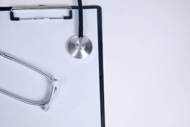 beyaz sayfa üzerinde beyaz bir arka plan ile kağıt ile bir klasör ile phonendoscope