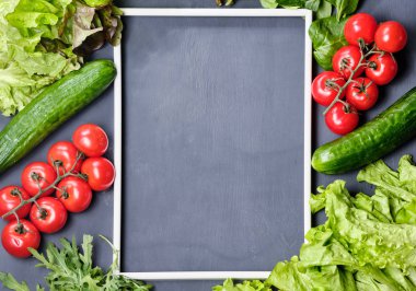 beyaz bir arka planda marul, limon, biber, salatalık ve kiraz domates ile kopya alanı için çerçeve