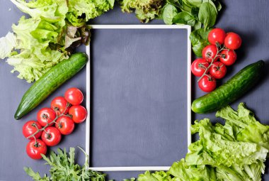 beyaz bir arka planda marul, limon, biber, salatalık ve kiraz domates ile kopya alanı için çerçeve