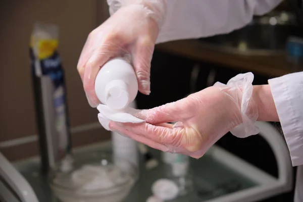 Cosmetólogo preparar las almohadillas de algodón con el producto para los procedimientos cosméticos —  Fotos de Stock