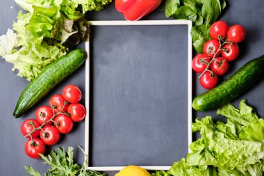 beyaz bir arka planda marul, limon, biber, salatalık ve kiraz domates ile kopya alanı için çerçeve