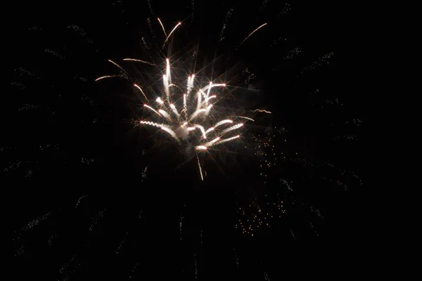 Festliches Feuerwerk am dunklen Himmel — Stockfoto