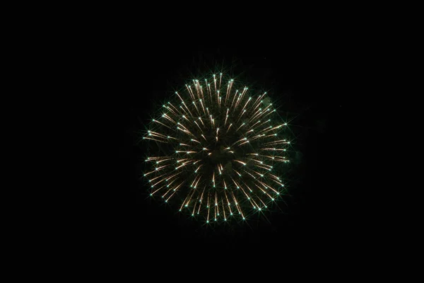 Festliches Feuerwerk am dunklen Himmel — Stockfoto