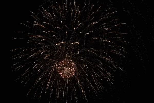 Festliches Feuerwerk am dunklen Himmel — Stockfoto