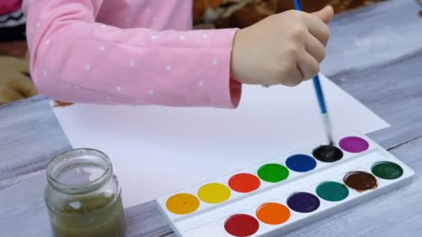 Bambino scrive lettera a Babbo Natale e disegnare un albero di Natale. — Video Stock