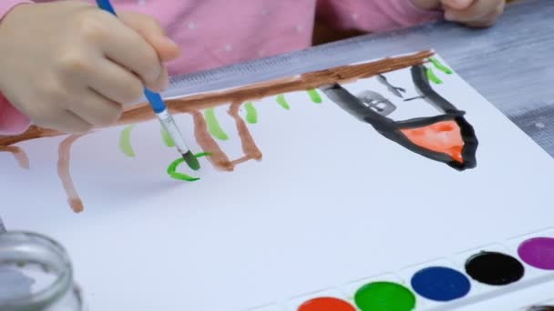 Child writes letter to Santa and draw a Christmas tree. — Stock Video