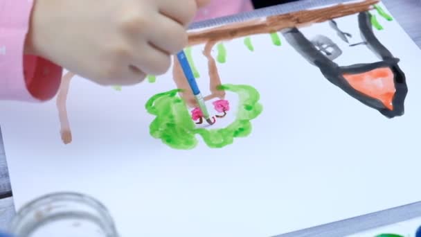 Bambino scrive lettera a Babbo Natale e disegnare un albero di Natale. — Video Stock