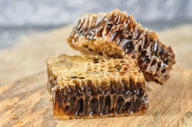 ahşap Tahta üzerinde bal ile petek, seçici odak