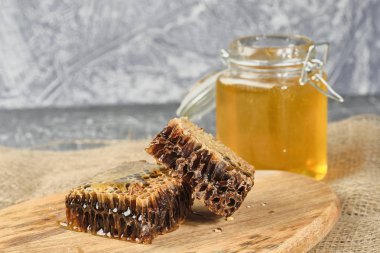 ahşap Tahta seçici odak üzerinde bal ile petek