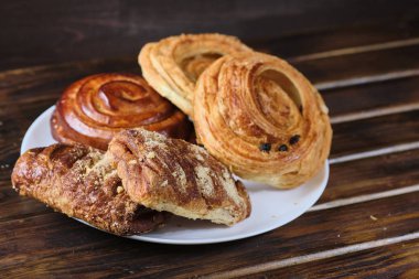 koyu ahşap arka plan üzerinde berry reçel ile çörekler. Rustik tarz. Close. Seçici odaklama