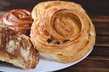 koyu ahşap arka plan üzerinde berry reçel ile çörekler. Rustik tarz. Close. Seçici odaklama