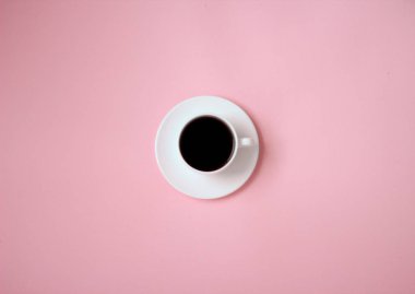 Beyaz fincan: pembe bir arka plan üzerinde siyah kahve