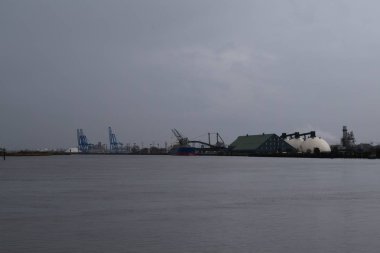 Bir nehir üzerinde endüstriyel sahne.