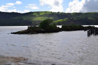 Bulutlu bir günde buzlu Bay adasını.