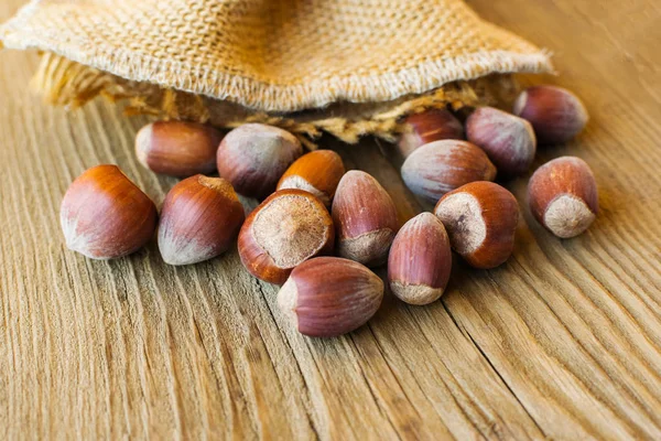 eski ahşap bir arka plan üzerinde fındık