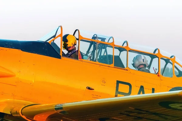 İki pilot uçağın kokpit