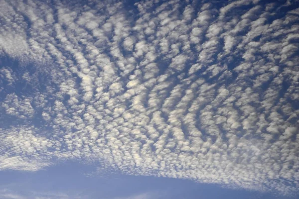 Bulutlu gökyüzü, mavi gökyüzü arka plan.